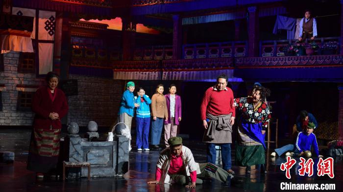 圖為西藏本土話劇《八廓街北院》演出現場。　貢嘎來松 攝