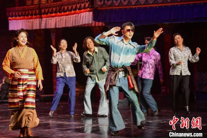 圖為西藏本土話劇《八廓街北院》演出現場?！?攝