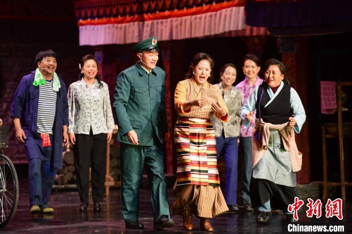 圖為西藏本土話劇《八廓街北院》演出現場。　貢嘎來松 攝