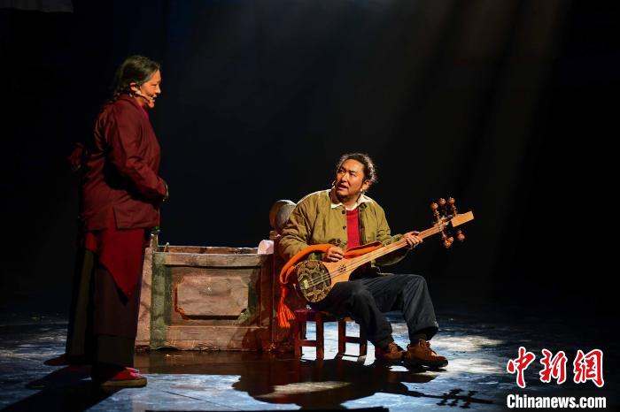 圖為西藏本土話劇《八廓街北院》演出現場。　貢嘎來松 攝