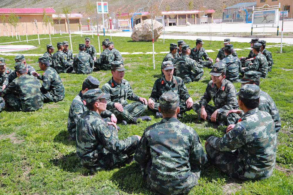 官兵正在開(kāi)展“讀書(shū)分享”交流活動(dòng)。