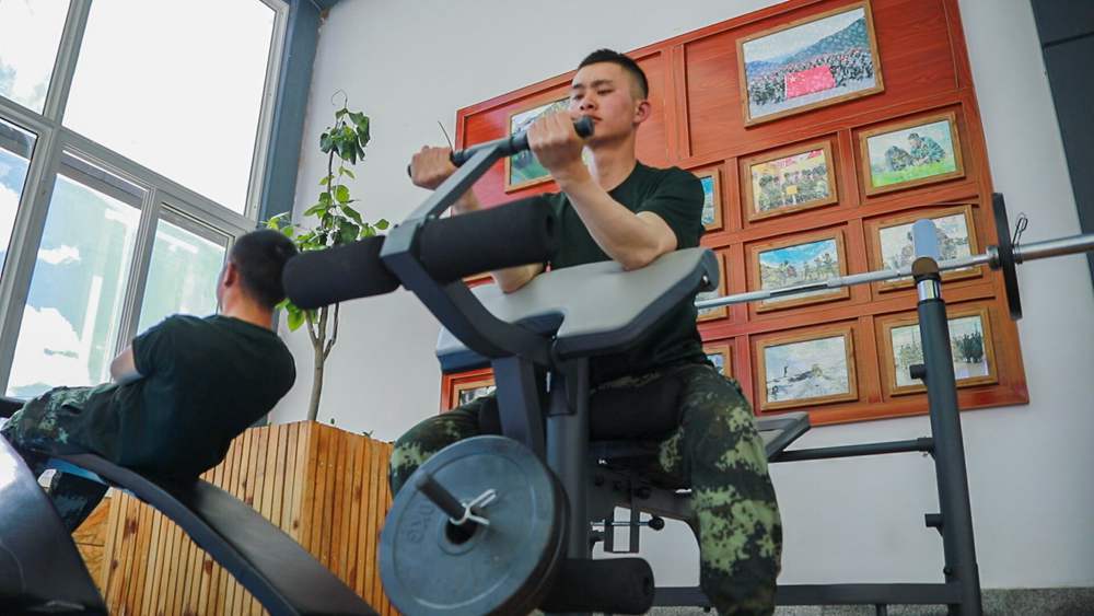 官兵正在陽(yáng)光棚內(nèi)自我健身。