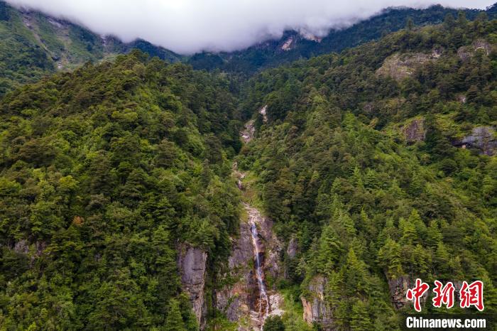 勒布溝的瀑布。　江飛波 攝