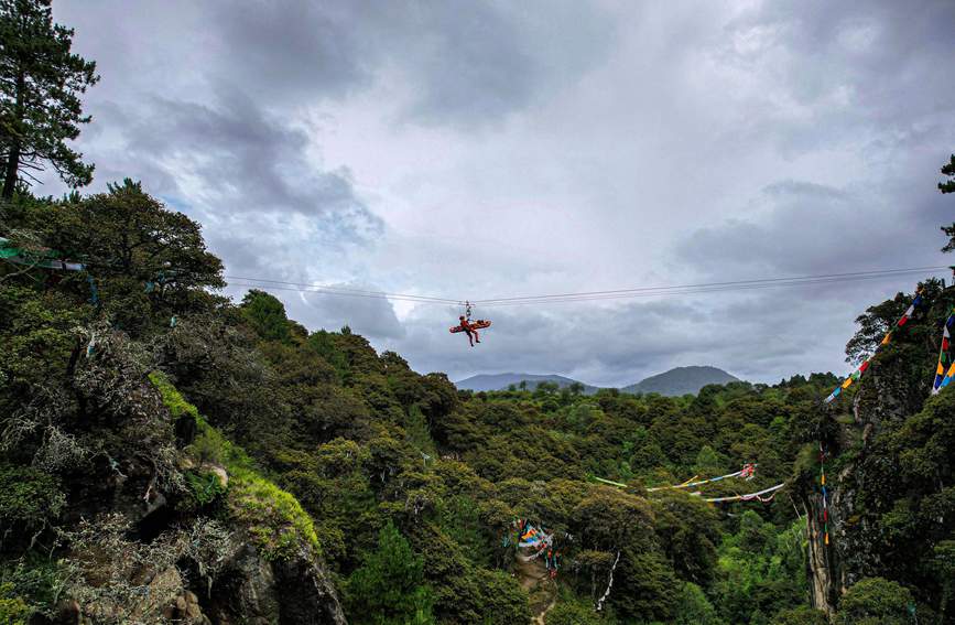 救援實(shí)戰(zhàn)訓(xùn)練中，消防員在云中漫步。西繞拉翁攝