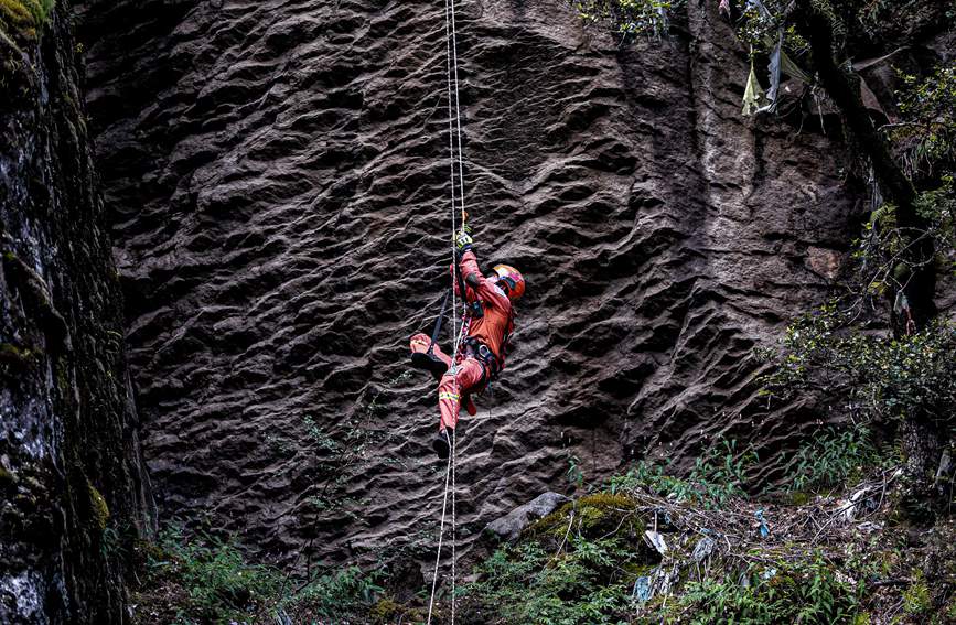 救援實(shí)戰(zhàn)訓(xùn)練中，消防員垂直攀爬。西繞拉翁攝