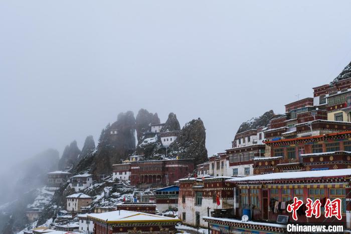 云霧環(huán)繞的孜珠寺?！〗w波 攝