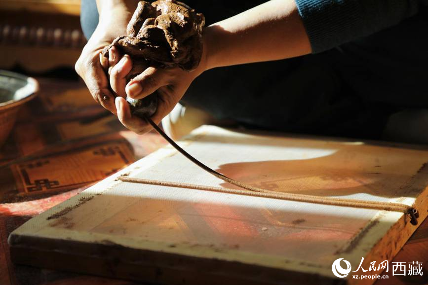 制作藏香過程。人民網(wǎng)記者 次仁羅布攝