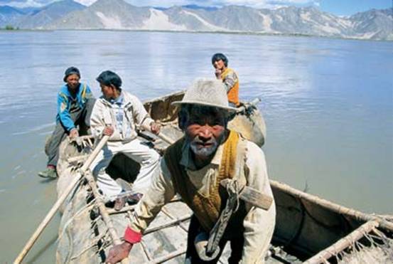 1圖 拉薩渡口的牛皮船。圖片來源《中國西藏》雜志.jpg