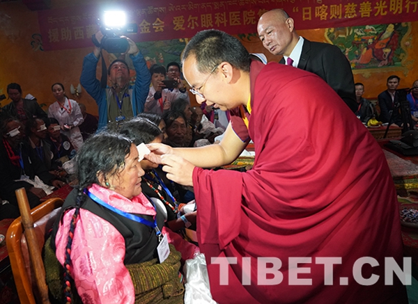 3圖 十一世班禪為益西拉姆（左一）揭紗。攝影：王淑.JPG
