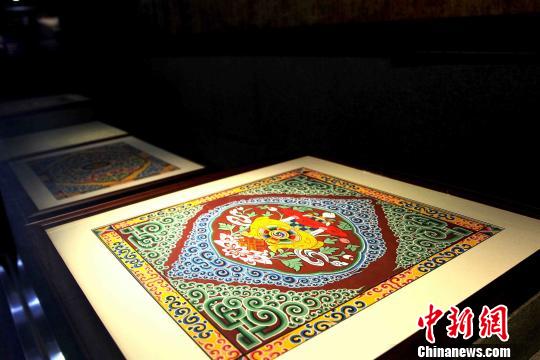 圖為藏式建筑傳統(tǒng)圖案?！?zhí)砀?攝