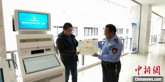 青海海西州以“減證”推動(dòng)“簡(jiǎn)政”優(yōu)化營商環(huán)境