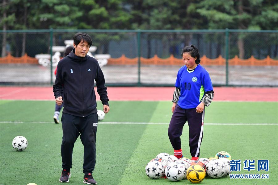 （體育·專題）（17）足球——踢球吧！草原女孩