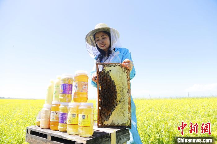 圖為蜂農(nóng)現(xiàn)場展示蜂產(chǎn)品。　馬銘言 攝
