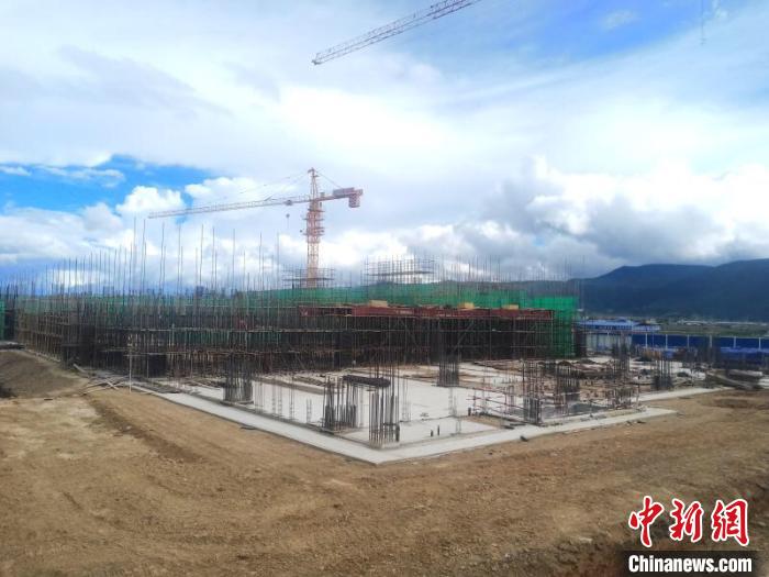 圖為香格里拉站實(shí)現(xiàn)封頂。中國(guó)鐵路昆明局集團(tuán)供圖