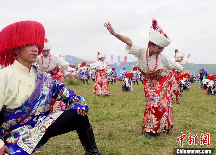 當地民眾歡慶香浪節(jié)?！「哒?攝