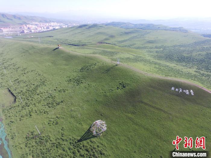 拍攝于2017年6月的甘南當(dāng)周草原。(資料圖) 楊艷敏 攝