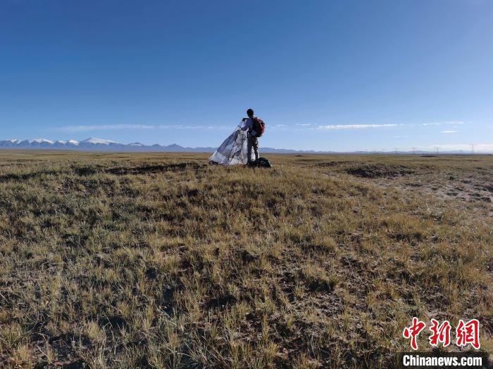 圖為索南達杰保護站保護隊員在可可西里找到露營的葉某?！∴嚭Ｆ?攝