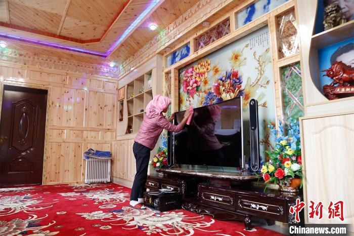 圖為做家務(wù)的項(xiàng)青達(dá)杰妻子?！●R銘言 攝