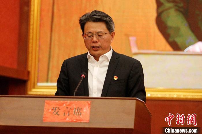 圖為果洛州委常委、副州長、上海市援青聯(lián)絡(luò)組組長馮志勇總結(jié)對口支援十年工作?！」逯菸麄鞑抗﹫D 攝