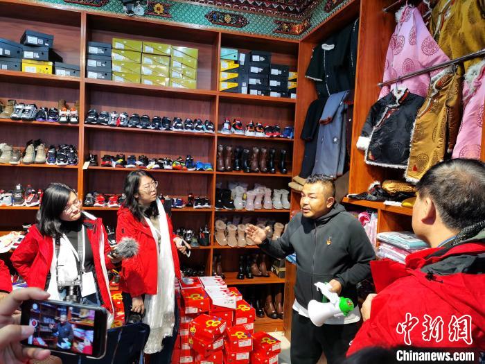 圖為中外媒體在玉樹(shù)州玉樹(shù)市甘達(dá)村采訪?！?zhí)砀?攝