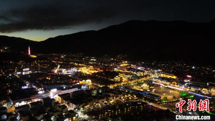 圖為玉樹(shù)市城市建設(shè)?！√K丹 攝