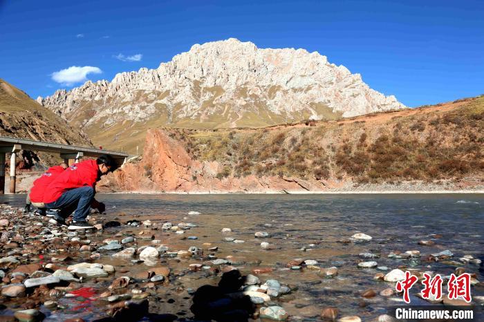 圖為中外記者在雜多縣境內(nèi)的瀾滄江干流采訪當?shù)厣鷳B(tài)保護情況?！?zhí)砀?攝