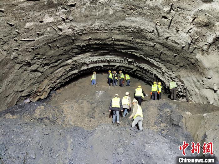 圖為久馬高速查針梁子隧道施工現(xiàn)場?！⊥貔i 攝