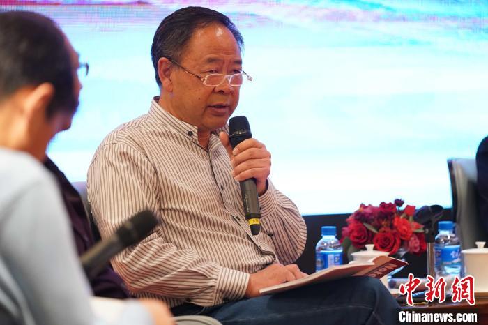 圖為青海省藝術(shù)研究所所長(zhǎng)、文化學(xué)者耿占坤發(fā)表觀點(diǎn)。　蘇丹 攝