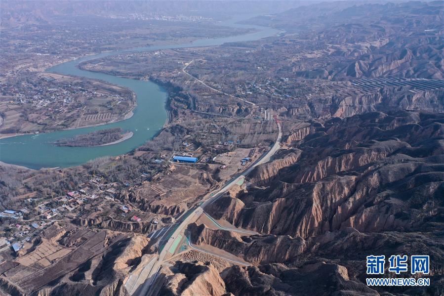 （經(jīng)濟）（1）青海馬康公路進入路面施工階段