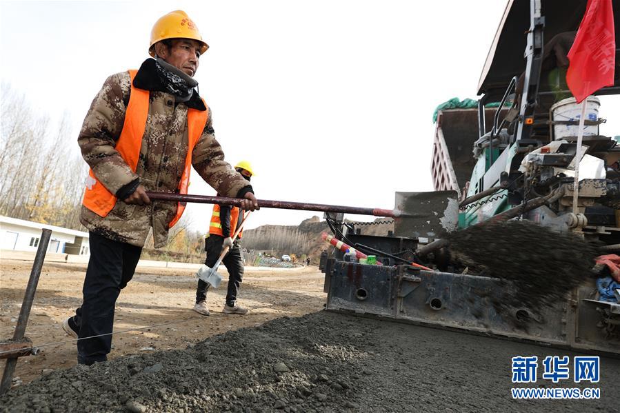 （經(jīng)濟）（3）青海馬康公路進入路面施工階段