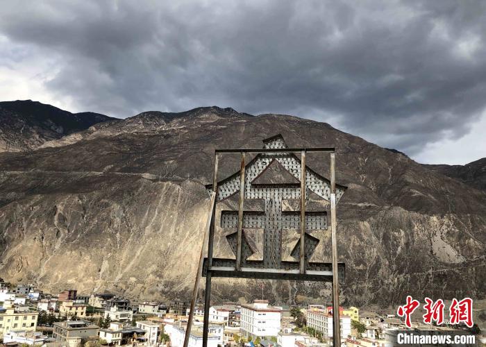 圖為處在山巒腳下的奔子欄?！】姵?攝