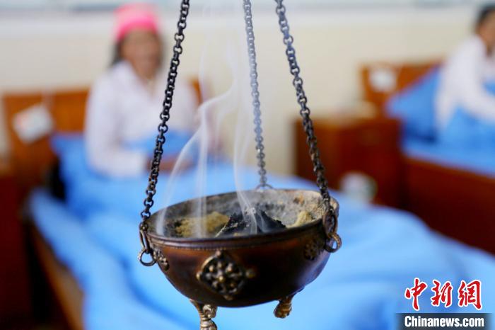 圖為藏醫(yī)熏藥療法?！「哒?攝