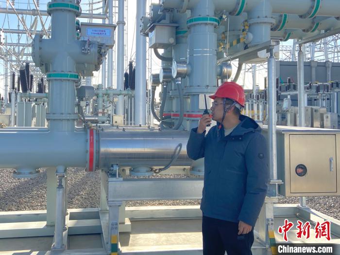 圖為國網青海檢修公司專業(yè)人員在沙柳變電站驗收設備?！√岂?攝