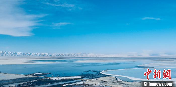 圖為冬季茶卡天空壹號(hào)景區(qū)?！±罱瓕?攝