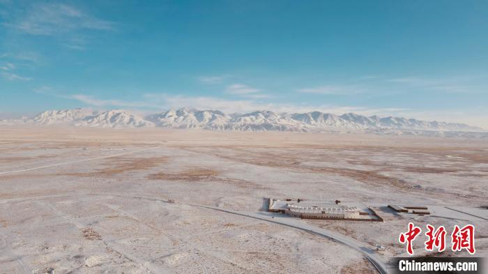 圖為冬季茶卡天空壹號(hào)景區(qū)?！±罱瓕?攝