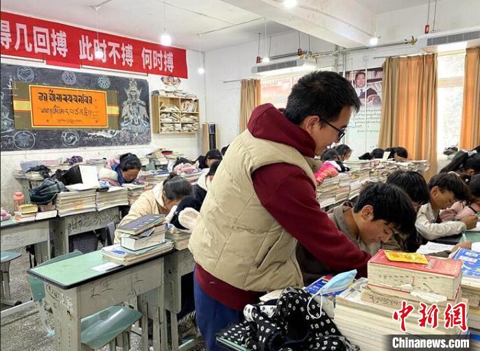 學(xué)生在免費(fèi)輔導(dǎo)班上課?！∧岈敵?攝