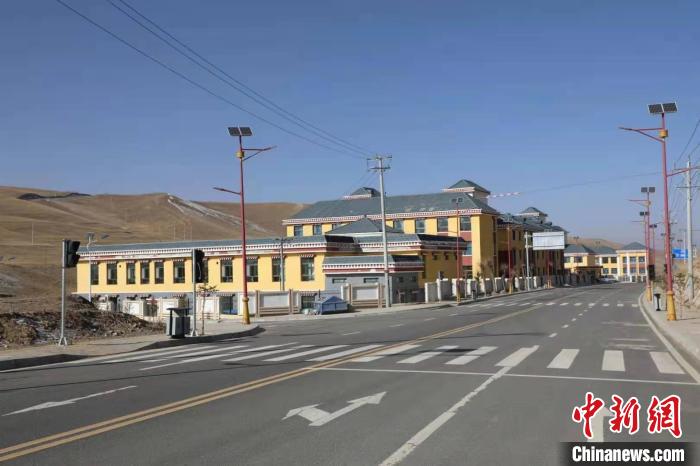 青海黃河岸畔“脫貧戰(zhàn)歌”：村民感受“穩(wěn)穩(wěn)的幸?！?/></a></div>
                        <div   id=