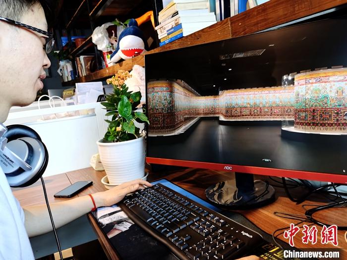 2月23日，青海西寧，市民利用VR瀏覽長(zhǎng)達(dá)608米的《中國(guó)藏族文化藝術(shù)彩繪大觀》。農(nóng)歷辛丑牛年新年“巧遇”藏歷鐵牛新年，青海高原農(nóng)牧民特別是生活在城市的藏族民眾，正享受從“流口水”的糌粑到“鎮(zhèn)館之寶”VR體驗(yàn)的味覺、視覺“大餐”之變。<a target='_blank' ><p  align=