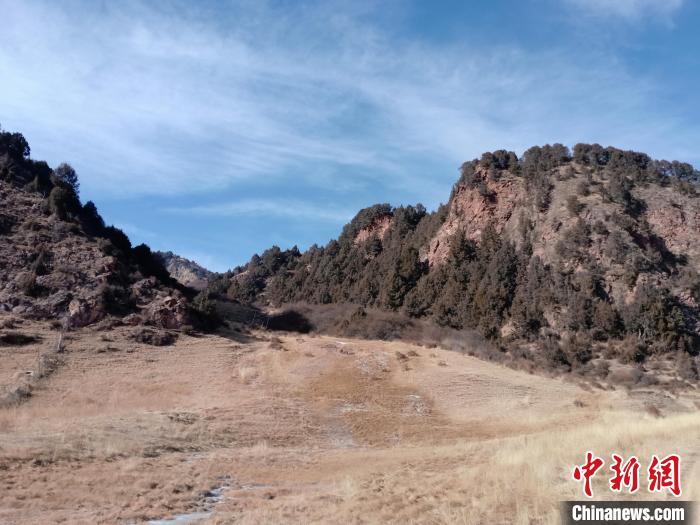 圖為坎布拉外圍地區(qū)的古火山口。孫揚(yáng)益 供圖 孫揚(yáng)益 供圖 攝