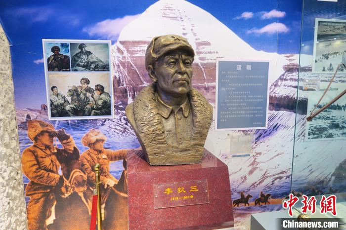 圖為南疆軍區(qū)某合成團1連榮譽室，雕像是進藏先遣英雄連總指揮李狄三?！畛坛?攝