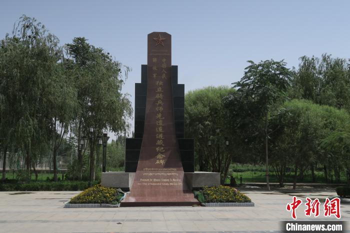 圖為位于于田縣中心的中國人民解放軍獨立騎兵師先遣連進藏紀(jì)念碑?！畛坛?攝