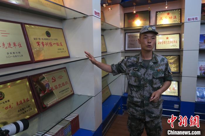 圖為南疆軍區(qū)某合成團1連連長齊楠?！畛坛?攝