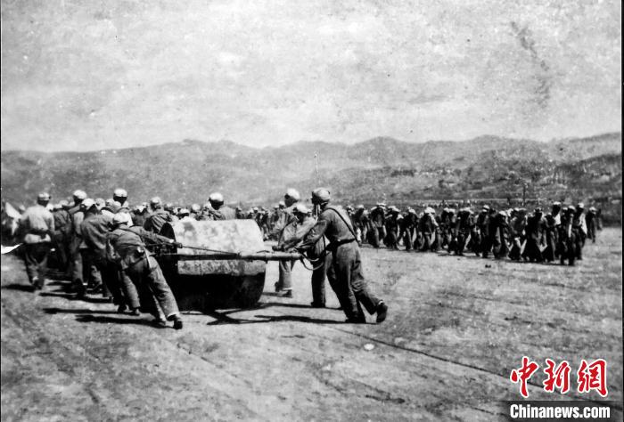 十八軍戰(zhàn)士修建機(jī)場跑道。(歷史圖片由十八軍后代張小康提供，劉炳科翻拍)