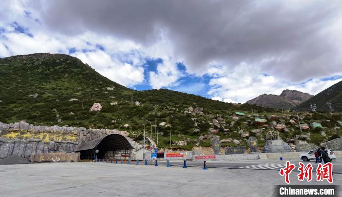 已建成通車的雀兒山隧道?！⒅铱?攝