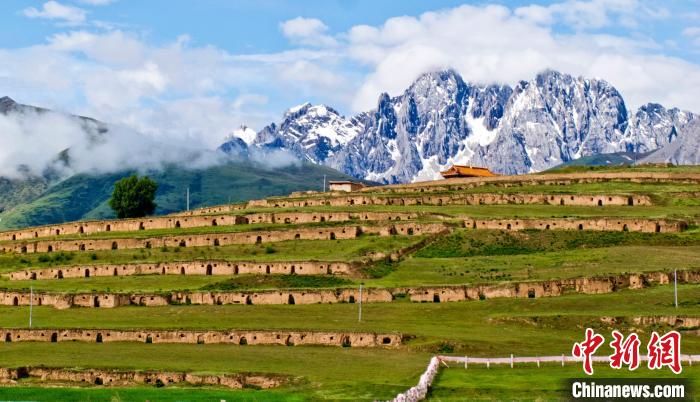 十八軍甘孜窯洞群?！⒅铱?攝