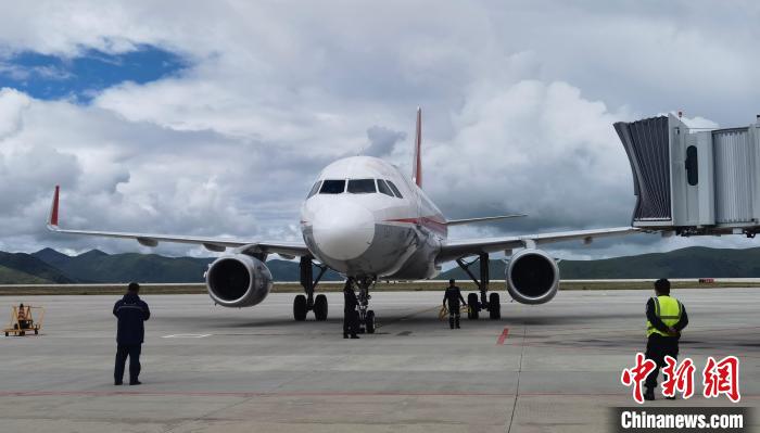 康定機(jī)場一架航班降落?！⒅铱?攝
