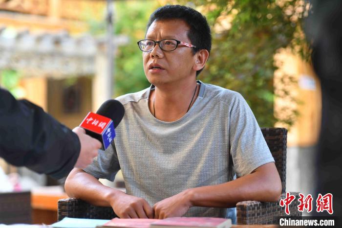 圖為和澗秋接受記者采訪?！⑷疥?攝