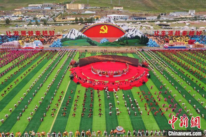 圖為玉樹藏族自治州成立70周年慶祝大會現(xiàn)場?！●R銘言 攝