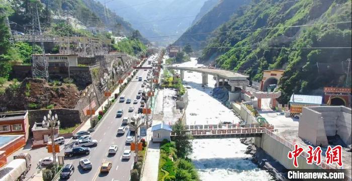 郭達(dá)山隧道進(jìn)口實(shí)況?！】蛋蛡髅焦﹫D