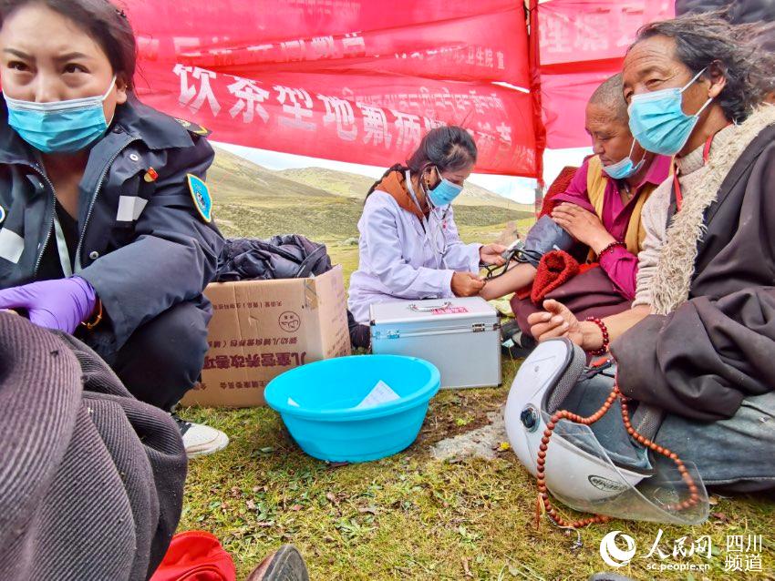 給牧民檢查身體。巴登攝